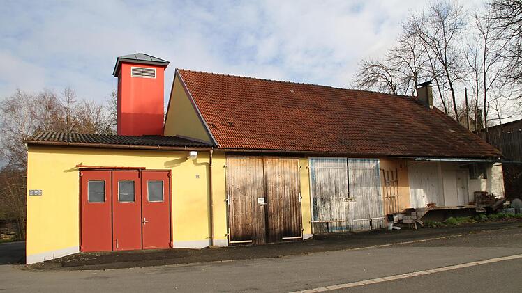 Hier soll für die Kleukheimer Vereine  eine Lagermöglichkeit entstehen. Davor ist auf der Staatsstraße eine Querungshilfe vorgesehen.   Gerda Völk