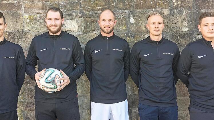 Lukas Zehrer, Torwart Philipp Rösner, Trainer Florian Neeb, Manuel Voigtmann und Alexander Stahl (von links)  Foto: Ralf Naumann