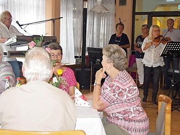 Die Sänger der BRK-Seniorenband präsentierten unter Leitung von Rainer Lohr (links) einen bunt gemischten musikalischen Blumenstrauß. An der Geige sowie am Piano bezauberte einmal mehr Margitta Bergfeld. Foto: Heike Schülein