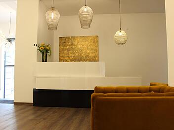 Der Eingangsbereich überzeugt mit modernem, edlen Design.  Fotos: Lukas Pitule