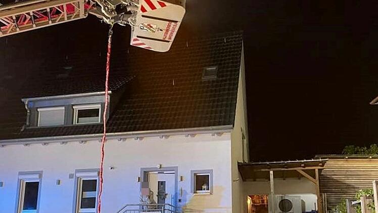 Gruppenübung der Freiwilligen Feuerwehr Bubenreuth: Einsatz mit der Gelenkdrehleiter