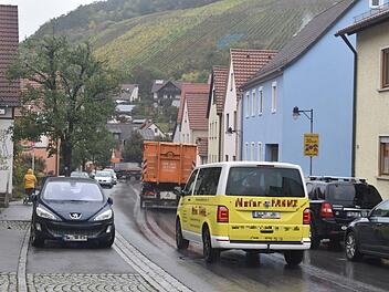 In der Ramtsthaler Hauptstraße behindert der ruhende Verkehr oftmals den fließenden. Mehr Halteverbote sollen Abhilfe schaffen, hofft der Gemeinderat.