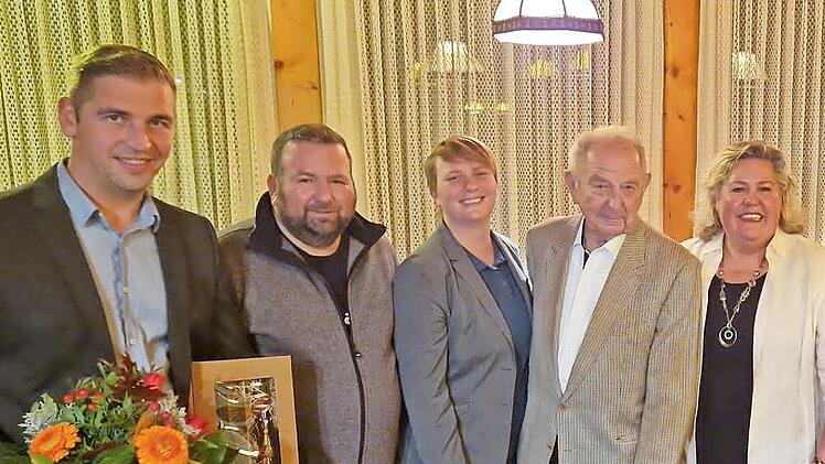 Georg Willert (l.) ist neuer Zweiter Vorsitzender. Ihm gratulierten die weiteren Vorstandsmitglieder (v. l.) Johannes Ort (Jugendwart), Inken Meier (Schriftführerin), Ehrenbürger und Altbürgermeister Ewald Münch (Vereinsmitglied) und Heidi Völlner...