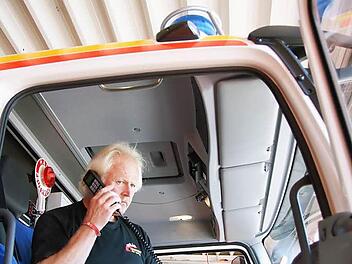 Feuerwehrkommandant Winfried  Kleinhenz zeigt das digitalfähige Funkgerät im Löschfahrzeug. Foto: Arkadius Guzy