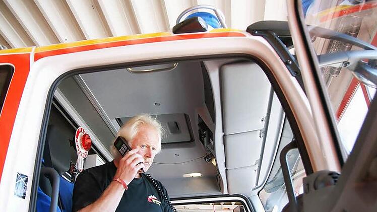 Feuerwehrkommandant Winfried  Kleinhenz zeigt das digitalfähige Funkgerät im Löschfahrzeug. Foto: Arkadius Guzy