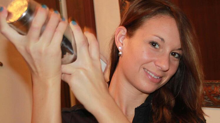 Stephanie Schuberth mixt einen "Mai Scheich", einen vom Helmut Vorndran kreierten Drink speziell zum Thermen-Krimi.