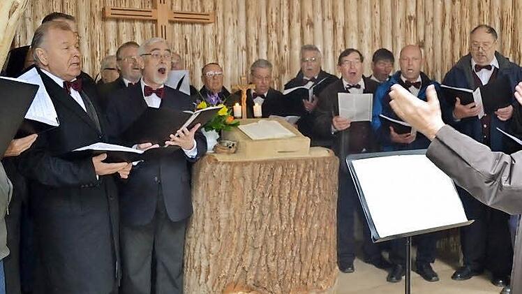 Der Männergesangverein Weitramsdorf umrahmte den Gottesdienst im Wald musikalisch.