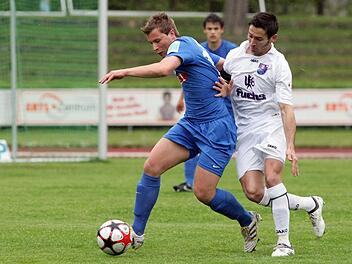 Erkan Esen (r.), hier noch im Trikot des FC Eintracht Bamberg, kehrt nach Pettstadt zurück. Foto: sportpress