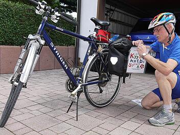 Abmarschbereit: Werner Tetsch radelt in den kommenden Wochen einmal quer durch das südliche Deutschland, um Geld für die Isabell-Zachert-Stiftung zu sammeln. Foto: Berthold Köhler