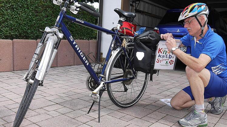 Abmarschbereit: Werner Tetsch radelt in den kommenden Wochen einmal quer durch das südliche Deutschland, um Geld für die Isabell-Zachert-Stiftung zu sammeln. Foto: Berthold Köhler