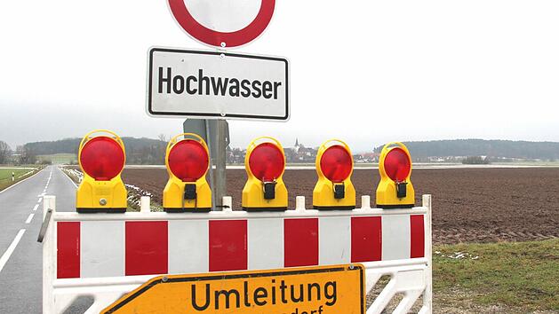 Nach dem ersten kleinen Aisch-Hochwasser des Jahres bleibt die Zufahrtsstra&szlig;e nach Sterpersdorf vorerst noch gesperrt.  Foto: Christian Bauriedel
