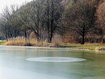 Sehr unterschiedlich ist die Dicke des Eises auf dem Trebgaster Badesee. Der Grund dafür sind die unterirdischen Quellen. Fotos: Dieter Hübner