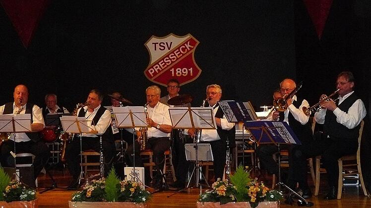 Die Big Band "SAN-Combo" spielte sich mit Liedern aus den fünfziger und sechziger Jahren in die Herzen des Publikums.