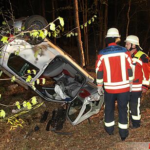 Auto kommt von B303 ab und landet zwischen Bäumen