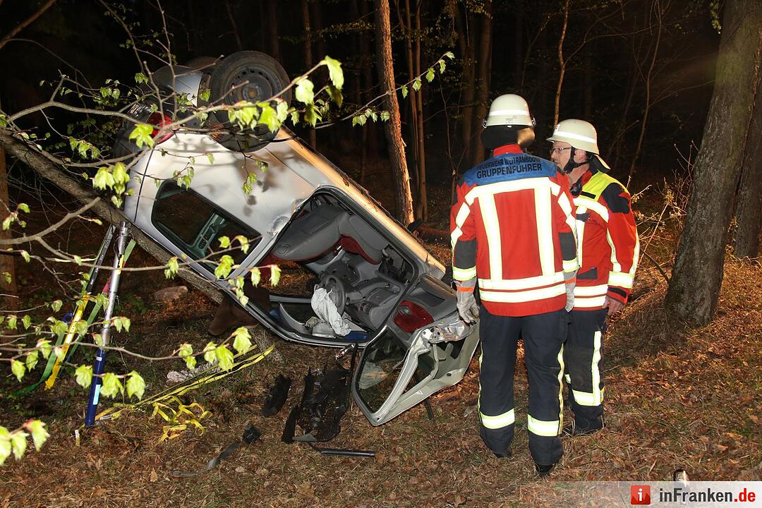 Auto kommt von B303 ab und landet zwischen Bäumen