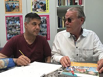 Uwe Hellmig trägt schon seine Sonnenschutzgleitsichtbrille, denn gleicht geht er  zum Deutsch üben  mit seinem Schüler   Karim Ghafuri  nach draußen. Anja Vorndran