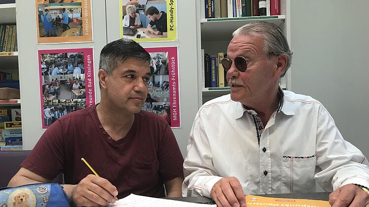Uwe Hellmig trägt schon seine Sonnenschutzgleitsichtbrille, denn gleicht geht er  zum Deutsch üben  mit seinem Schüler   Karim Ghafuri  nach draußen. Anja Vorndran