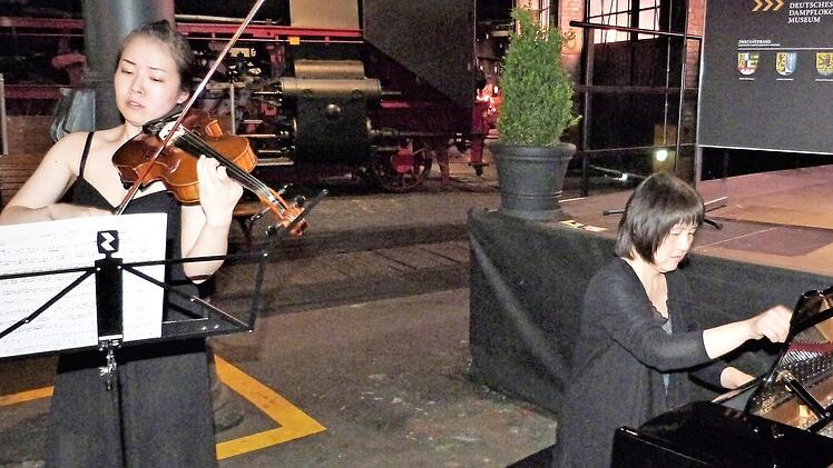 Im Duett: die beiden Japanerinnen Mari Kobayashi (Viola) und Yumi Sekiya (Klavier) Foto: Werner Reißaus