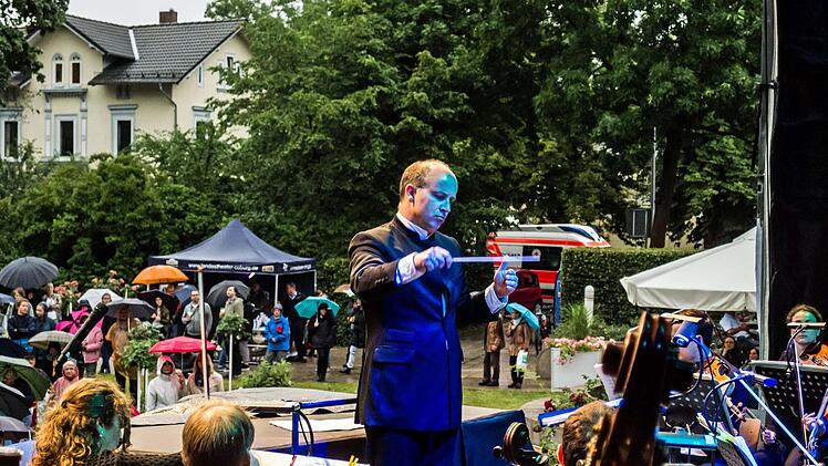 Roland Kluttig dirigierte beim Klassik-Open-Air. Foto: Jochen Berger