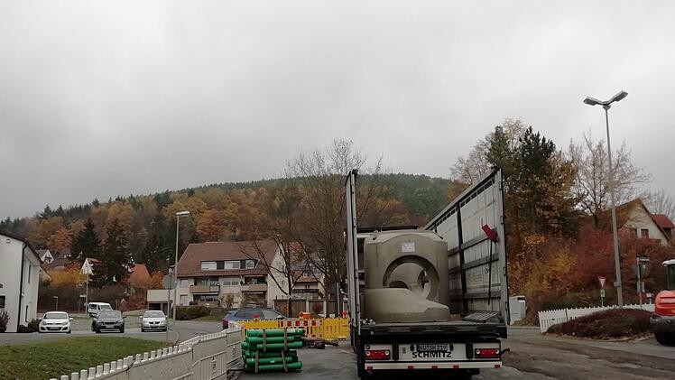 Mit einem Lastwagen wird das Bauteil angeliefert.Foto: Katrin Geyer