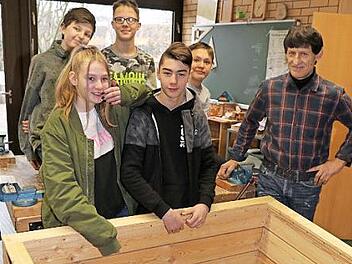 Sandro, Maya, Roman, Kevin und Frank (v. l.) haben gemeinsam mit Fachoberlehrer Winfried Hannweber und weiteren Klassenkameraden ein Hochbeet angefertigt. Foto: Glissnik