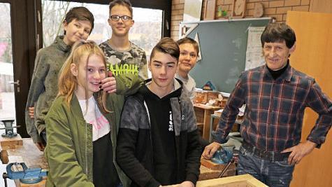Sandro, Maya, Roman, Kevin und Frank (v. l.) haben gemeinsam mit Fachoberlehrer Winfried Hannweber und weiteren Klassenkameraden ein Hochbeet angefertigt. Foto: Glissnik