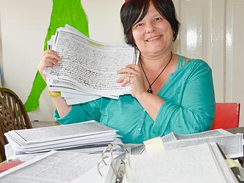 Andrea Senf mit Original-Texten von Elise Gleichmann Foto: Dagmar Besand