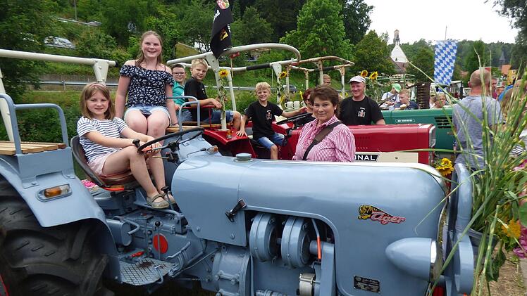 Vor allem viele Kinder sind beim Traktor-Oldtimertreffen immer  begeistert mit dabei.