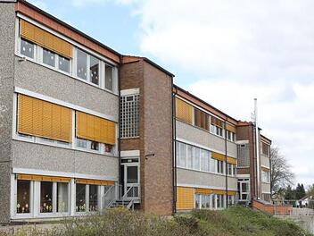 Beim Spatenstich für die Generalsanierung der Hallerndorfer Schule im April 2019 konnte niemand ahnen, dass die Arbeiten ins Stocken geraten werden und ein Wechsel der Baufirma nötig wird. Foto: Archiv, Herbst