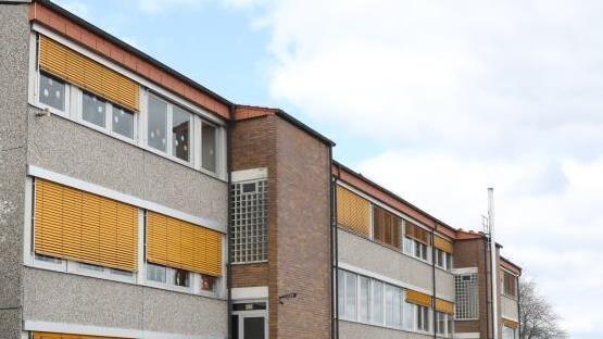 Beim Spatenstich für die Generalsanierung der Hallerndorfer Schule im April 2019 konnte niemand ahnen, dass die Arbeiten ins Stocken geraten werden und ein Wechsel der Baufirma nötig wird. Foto: Archiv, Herbst