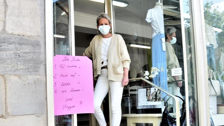 Tief durchatmen. Maske auf. Lächeln. Reinkommen. So begrüßt Sylvia Bystron ihre Kunden im "Konkon". Foto: Sandra Hackenberg