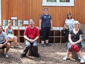 Leiterin Andrea Bolzmann (3. v. r.) wird künftig unterstützt von Roland Kleebauer, Maria Alt, Sven Gerum, Annika Jannsen, Eva Gerum und Linda Oberender vom neuen Förderverein des Waldkindergartens. Foto: Johanna Blum