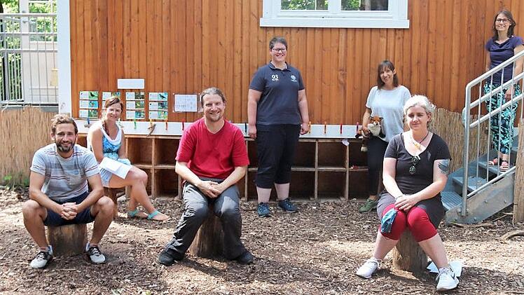 Leiterin Andrea Bolzmann (3. v. r.) wird künftig unterstützt von Roland Kleebauer, Maria Alt, Sven Gerum, Annika Jannsen, Eva Gerum und Linda Oberender vom neuen Förderverein des Waldkindergartens. Foto: Johanna Blum