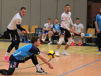 Überzeugte nach seiner Einwechslung auf der Libero-Position: Hammelburgs Youngster Lukas Baden (vorne). Foto: Jens Feistel