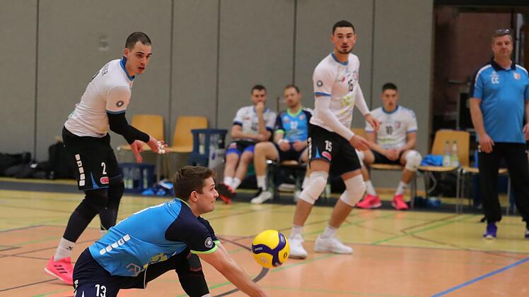 Überzeugte nach seiner Einwechslung auf der Libero-Position: Hammelburgs Youngster Lukas Baden (vorne). Foto: Jens Feistel
