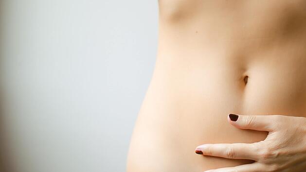 Mittige Bauchschmerzen als Warnsignal – was sie bedeuten können