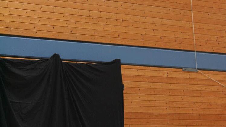 Das Damoklesschwert baumelt über dem Schulleiter.