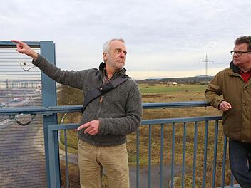 Rainer Thieme von der Kersbacher Bürgerinitiative (links) und Roland Eismann (Ansprechpartner für Fragen zur ICE-Planung bei der Stadt) auf der Brücke am Kersbacher Bahnhof. Fotos: Barbara Herbst