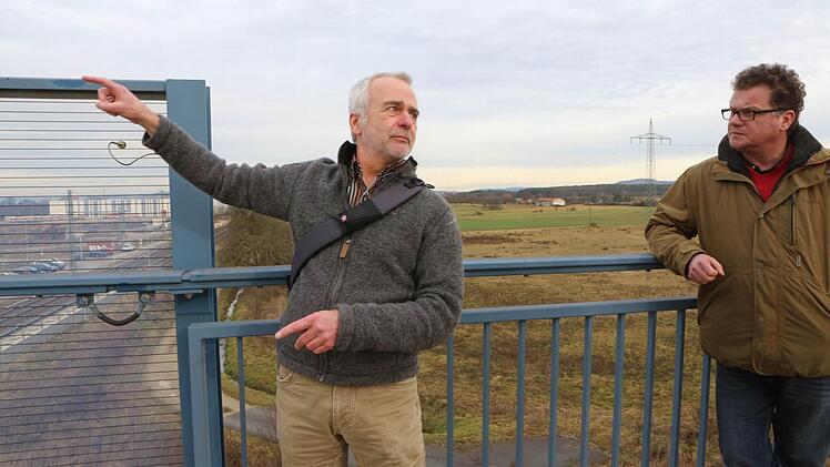 Rainer Thieme von der Kersbacher Bürgerinitiative (links) und Roland Eismann (Ansprechpartner für Fragen zur ICE-Planung bei der Stadt) auf der Brücke am Kersbacher Bahnhof. Fotos: Barbara Herbst