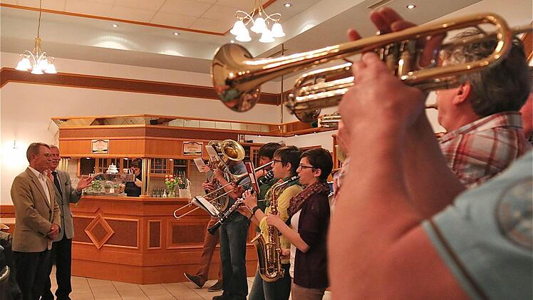 Die Dorfmusik spielt für Albert Trost auf.