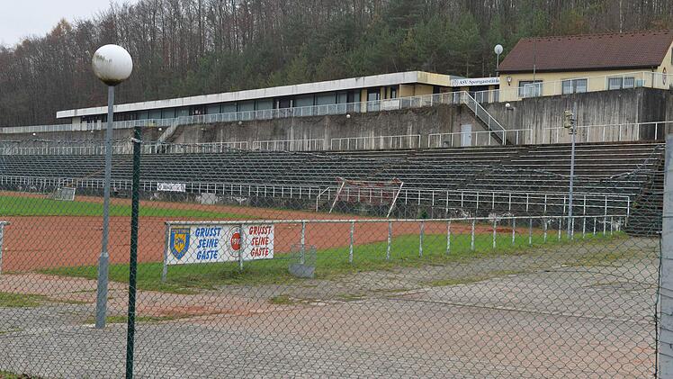 Auch das Stadion Gaustadt sieht nach dem Wunsch von CSU, SPD, BUB und FDP einer Sanierung entgegen.   Fotos: Ronald Rinkelf