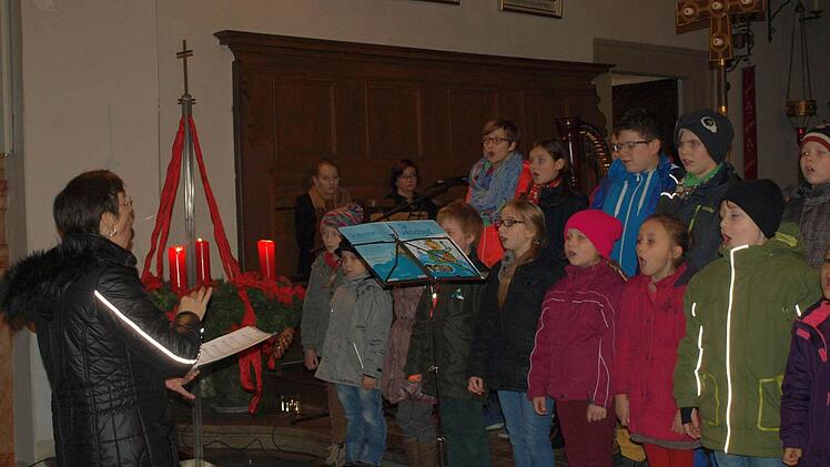 Freudig und auch munter sang der Kinder- und Jugendchor der Singschule von Monika Schraut. Foto: Ortloff
