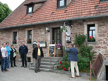 In das Steinerne Wirtshaus in Weißenbach muss einiges investiert werden. Die Zeitlofser Gemeinderäte informierten sich vorort. Foto: Gabriele Sell
