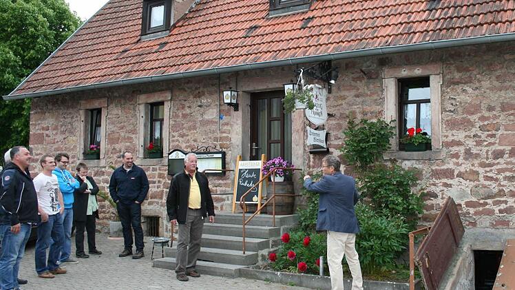 In das Steinerne Wirtshaus in Weißenbach muss einiges investiert werden. Die Zeitlofser Gemeinderäte informierten sich vorort. Foto: Gabriele Sell