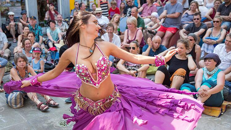 Eine Bauchtänzerin zeigt beim Tanz- und Folkfest (TFF) in Rudolstadt (Thüringen) ihr Können. Bei Deutschlands größtem Festival für Weltmusik treten auf den mehr als 20 Bühnen in der Stadt Musiker aus aller Welt auf. Foto: Michael Reichel/dpa