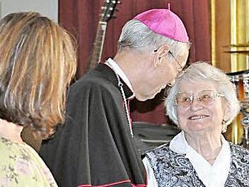 Für ehrenamtliches Engagement zeichnete der Erzbischof 16 Gruppen aus. Hier überreicht er den Scheck an Irmgard Hack (r.) und Hedwig Grosser vom Blumendienst in St. Heinrich, Erlangen. Foto: Beate Dahinten