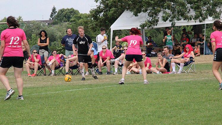 Beim Fußball gingen die Mädels von "Team PINK" auf Abstand. Foto: Daniel Ruppert