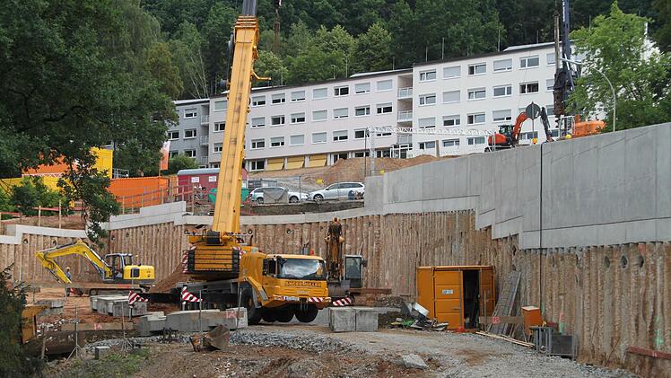 Großbaustelle beim Kulmbacher Klinikum - die Baugrube für das Parkhaus ist fertig. Foto: Stephan Tiroch