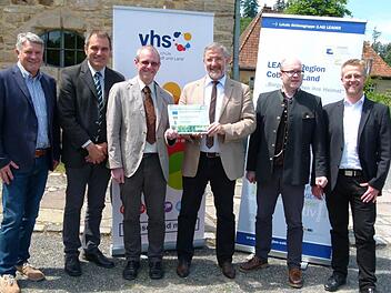 Die Übergabe des Förderbescheides (von links): Ahorns Zweiter Bürgermeister Wolfgang Beyer, VHS-Geschäftsführer Rainer Maier, Michael Hofmann, Landrat Michael Busch, Projektleiter Helge Jost Kienel, Leader-Koordinator Tobias Gruber. Foto: Lothar Weidner