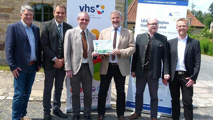 Die Übergabe des Förderbescheides (von links): Ahorns Zweiter Bürgermeister Wolfgang Beyer, VHS-Geschäftsführer Rainer Maier, Michael Hofmann, Landrat Michael Busch, Projektleiter Helge Jost Kienel, Leader-Koordinator Tobias Gruber. Foto: Lothar Weidner